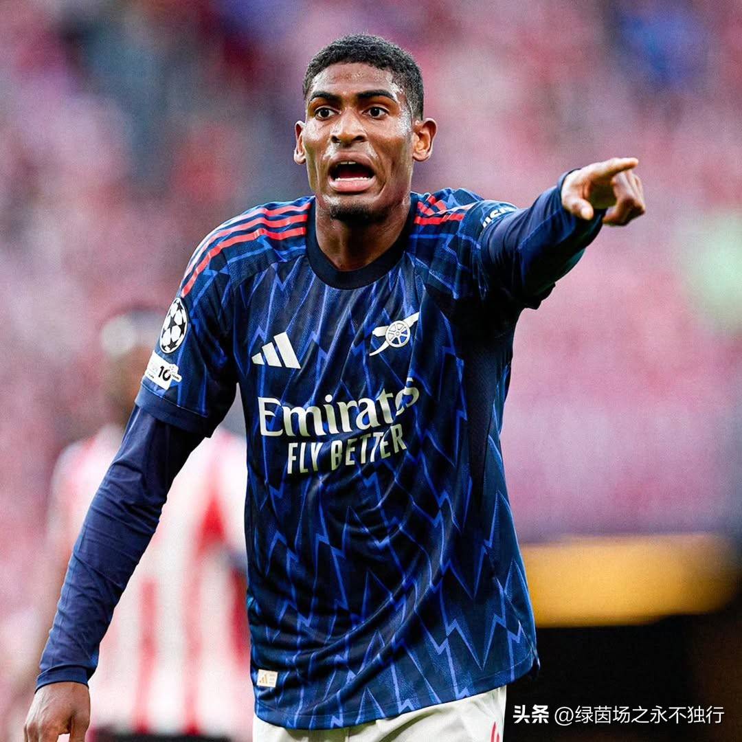 比赛进入白热化阶段小守门员和观众们 比赛进入白热化阶段小守门员和观众们