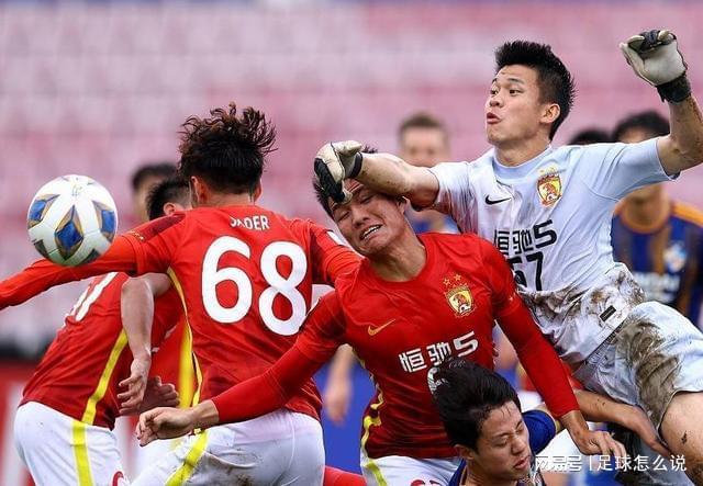 比赛进入白热化阶段小守门员和观众们 比赛进入白热化阶段小守门员和观众们